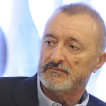 Arturo Pérez-Reverte dice lo que muchos piensan sobre estas señales de tráfico: «Sin estas imprescindibles traducciones»