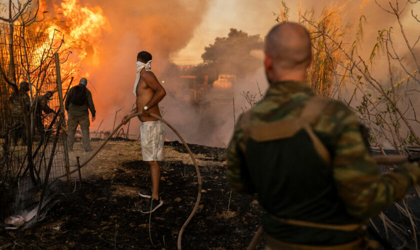 Athènes menacée, des milliers d’évacués, aide de l’UE… Ce que l’on sait des incendies massifs frappant la Grèce