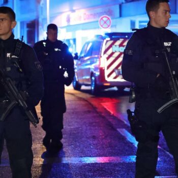 Attaque au couteau en Allemagne : au moins 3 morts et 4 blessés graves, la police traque l’assaillant