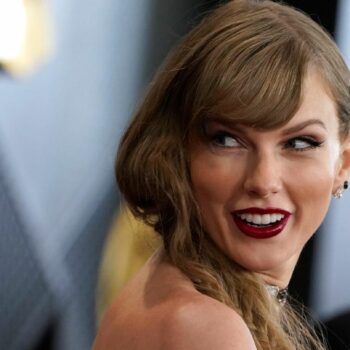 Taylor Swift schaut über ihre Schulter nach links aus dem Bild