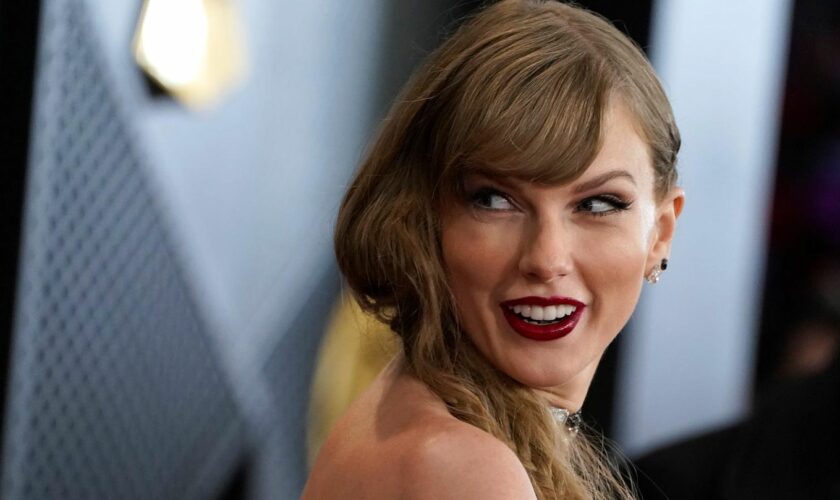 Taylor Swift schaut über ihre Schulter nach links aus dem Bild