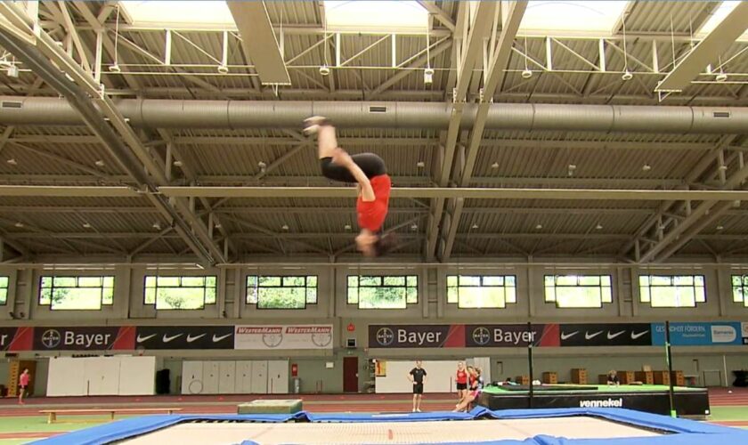 Außenministerin: Annalena Baerbock überrascht alle auf dem Trampolin