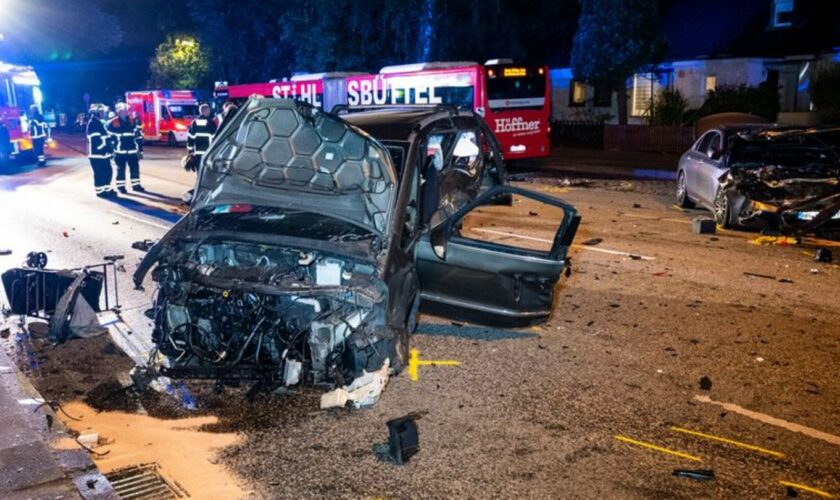 Bei einem schweren Verkehrsunfall in Hamburg-Billstedt erleiden acht Menschen Verletzungen, darunter zwei Kinder. Foto: Daniel B