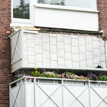 Balkon bricht ab: Sechs Menschen stürzen in die Tiefe