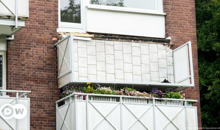 Balkon bricht ab: Sechs Menschen stürzen in die Tiefe