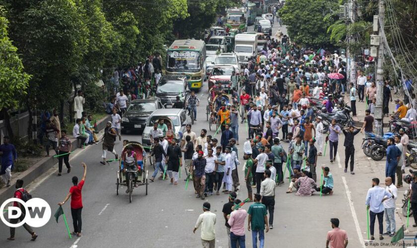 Bangladesh: Protesters attack supporters of ex-PM Hasina