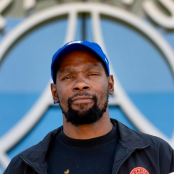 Basket : en plein milieu des JO, l’Américain Kevin Durant en visite le Campus PSG à Poissy