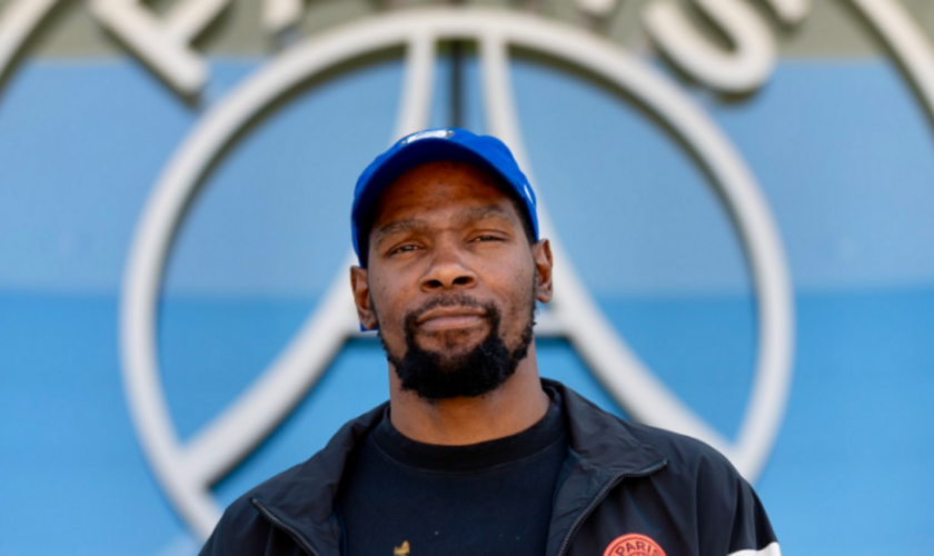 Basket : en plein milieu des JO, l’Américain Kevin Durant en visite le Campus PSG à Poissy