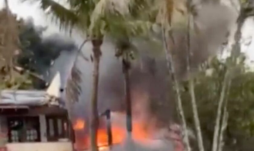 Dieser Ausschnitt aus einem Video zeigt das Feuer, das von einem Flugzeug ausgeht, das in Vinhedo im brasilianischen Bundesstaat