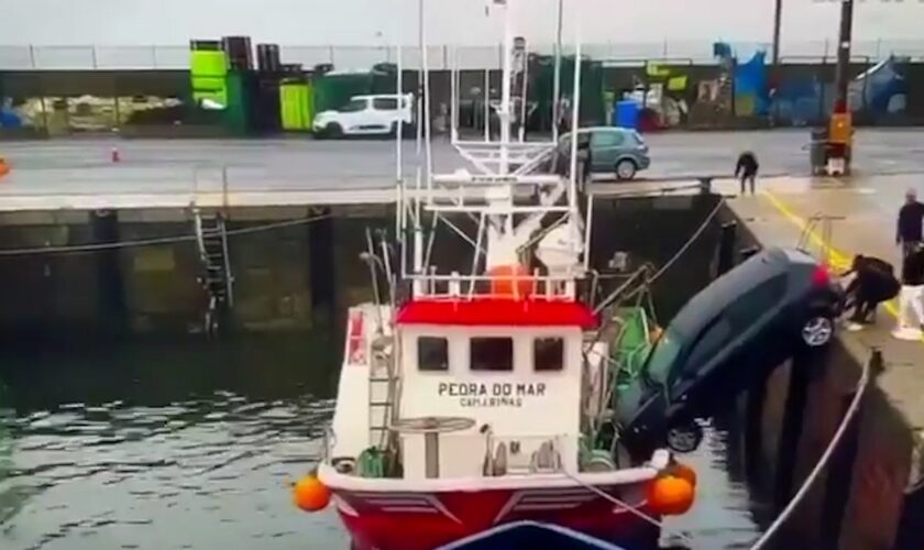 Cae al mar un coche que estaba aparcado en el puerto de Camariñas (A Coruña) por el despiste de su dueño