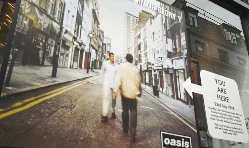 Caos, largas esperas y reventas a precios desorbitados para poder ver a Oasis en directo