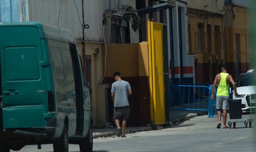 Ceuta vuelve a acoger menores migrantes en las naves industriales del Tarajal