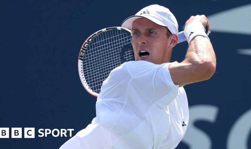 Jan Choinski hits a return during his 2024 US Open match against Roberto Carballes Baena