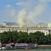 Cien bomberos intentan sofocar un incendio en Somerset House, un emblemático edificio de Londres a la orilla del Támesis