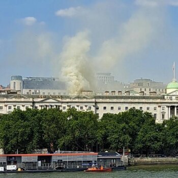 Cien bomberos intentan sofocar un incendio en Somerset House, un emblemático edificio de Londres a la orilla del Támesis