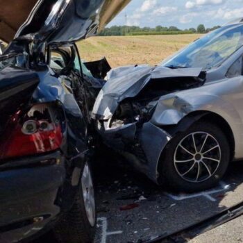 Zwei Männer sind bei einem Unfall auf der Bundesstraße 213 in Cloppenburg ums Leben gekommen. Weitere Menschen wurden verletzt.