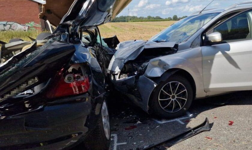 Zwei Männer sind bei einem Unfall auf der Bundesstraße 213 in Cloppenburg ums Leben gekommen. Weitere Menschen wurden verletzt.