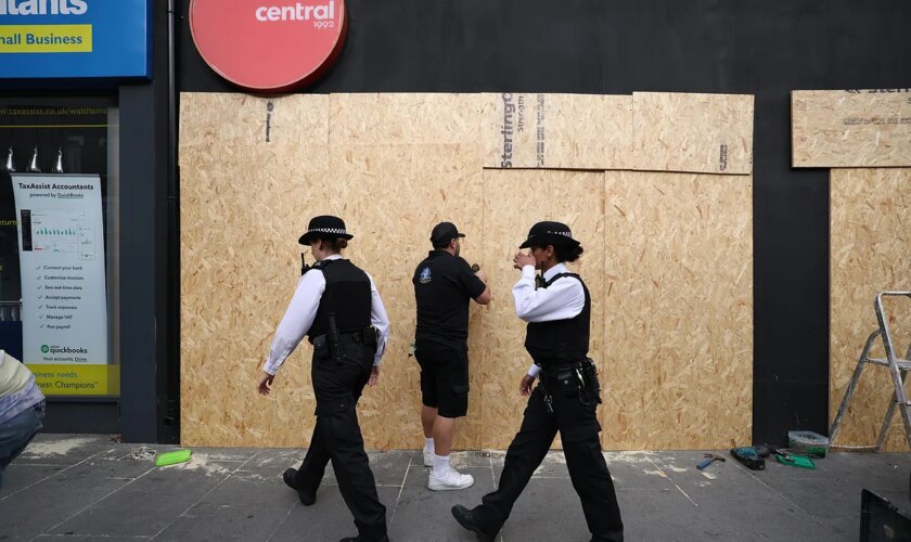 Comerciantes ante la ola de disturbios en el Reino Unido: "Nos fuerzan a cerrar a media tarde por nuestro bien"