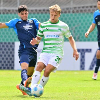 DFP-Pokal: Etienne Portmann von Schott Mainz im Zweikampf mit Philipp Müller von Greuther Fürth