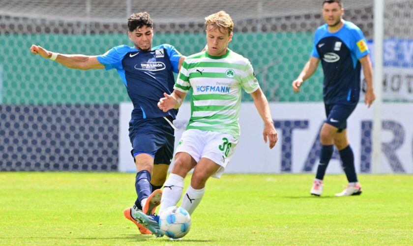 DFP-Pokal: Etienne Portmann von Schott Mainz im Zweikampf mit Philipp Müller von Greuther Fürth