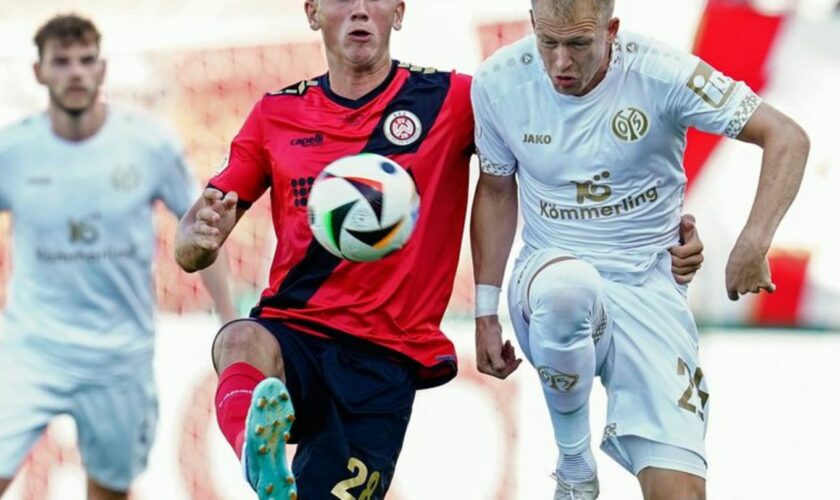 Die Wiesbadener um Moritz Flotho (l) und die Mainzer um Andreas Hanche-Olsen schenkten sich nichts. Foto: Uwe Anspach/dpa