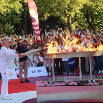 Dans l’Oise, la flamme paralympique fait briller des étoiles dans les yeux du public à Chambly