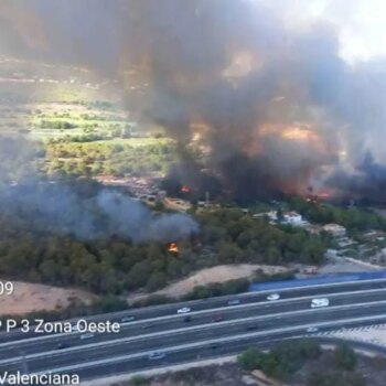 Declarado un incendio forestal en Benidorm que obliga a cortar la AP-7 y el suministro eléctrico