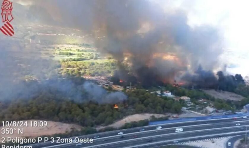 Declarado un incendio forestal en Benidorm que obliga a cortar la AP-7 y el suministro eléctrico