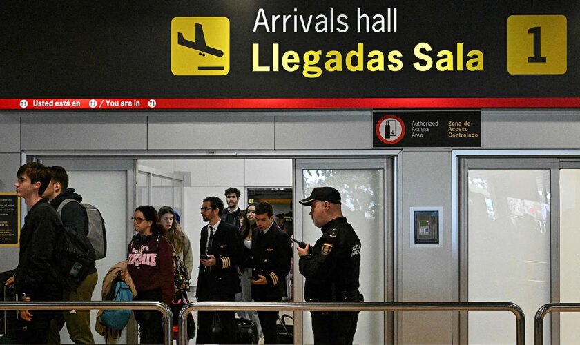 Destruyen el pasaporte en pleno vuelo: así entran a diario cientos de irregulares en Madrid procedentes de Casablanca