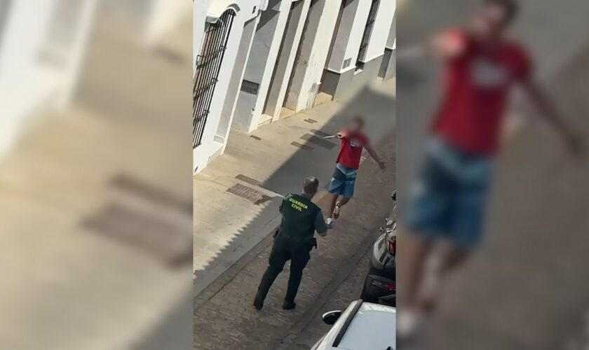 Detenido un hombre tras atrincherarse armado con un cuchillo con sus padres durante más de tres horas