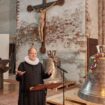 Marienpastor Robert Pfeifer bei der Weihe einer neuen Glocke für St. Marien. Foto: Georg Wendt/dpa