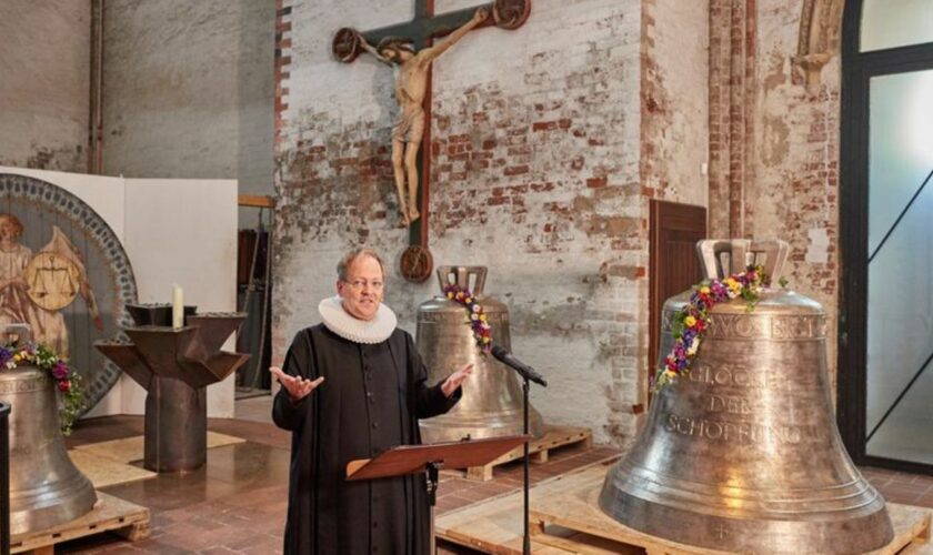 Marienpastor Robert Pfeifer bei der Weihe einer neuen Glocke für St. Marien. Foto: Georg Wendt/dpa