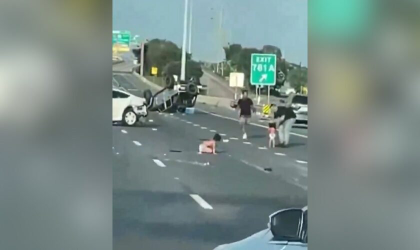 Dos niños sobreviven al ser expulsados desde un coche que dio varias vueltas de campana en un accidente en Texas