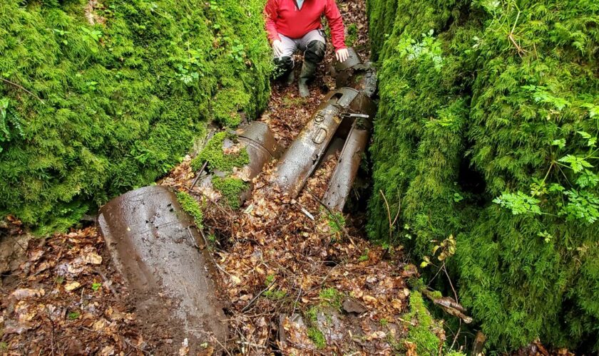 Doubs : un spéléologue découvre des conteneurs parachutés en forêt durant la Seconde Guerre mondiale