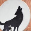 Ein von Banksy auf einer Satellitenschüssel aufgesprühter Wolf