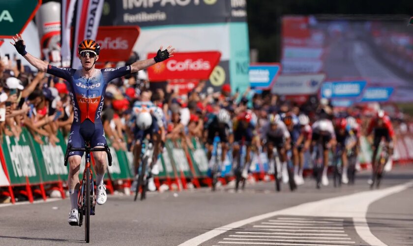 Dunbar sonríe en Padrón mientras Roglic y Mas le dan otro mordisco a O'Connor