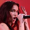 El 29º cumpleaños de Dua Lipa en Ibiza: flamenco, macarrones y arriesgadas transparencias