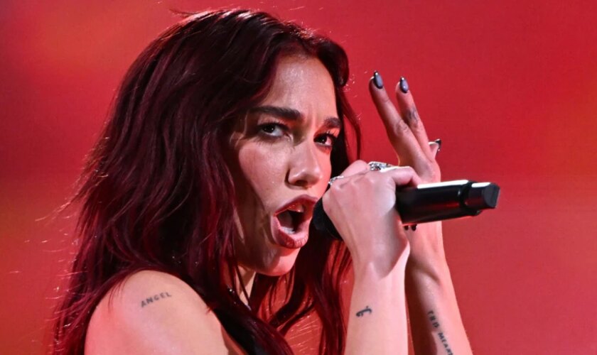 El 29º cumpleaños de Dua Lipa en Ibiza: flamenco, macarrones y arriesgadas transparencias