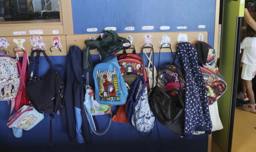 El Ayuntamiento de Sevilla incrementa en 3.000 las mochilas con material escolar gratuito