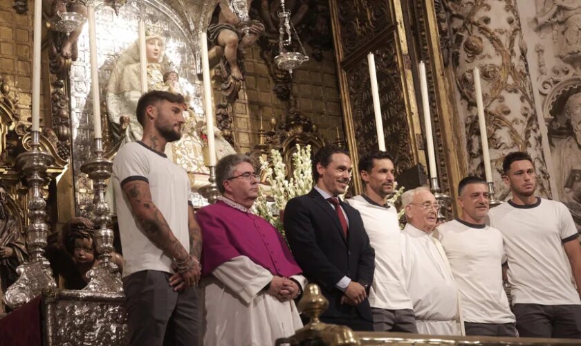 El Sevilla cumple con su tradicional ofrenda a la Virgen de los Reyes