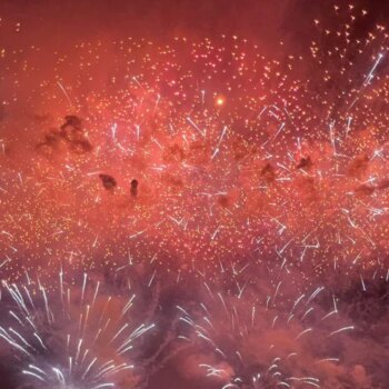 El atronador final del Castell de l'Olla ilumina la noche de Altea ante 80.000 personas