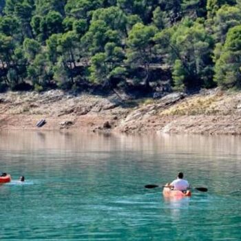 El lago escondido en Jaén donde puedes bañarte en aguas turquesas