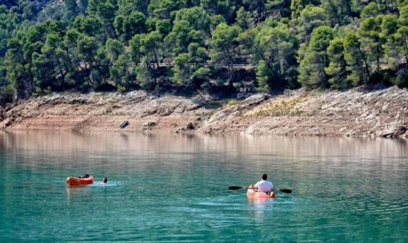 El lago escondido en Jaén donde puedes bañarte en aguas turquesas