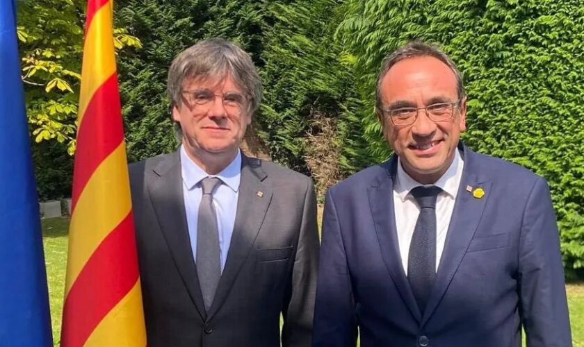 El presidente del Parlament, Josep Rull, visita por sorpresa a Carles Puigdemont en Waterloo tras su fuga: "Es un exilio infame"