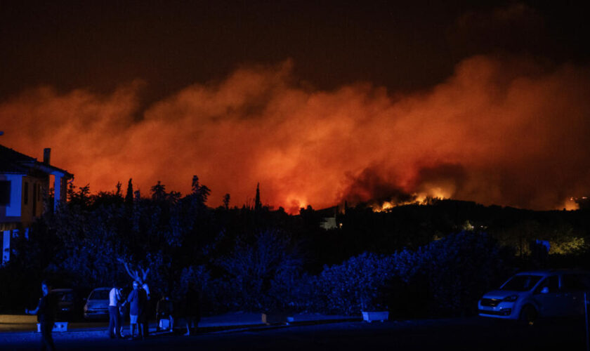 En Grèce, de violents incendies entraînent des ordres d'évacuation près d'Athènes