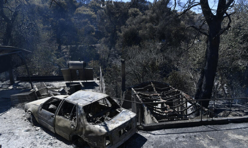 En Grèce, le feu s'est affaibli autour d'Athènes mais la prudence reste de mise