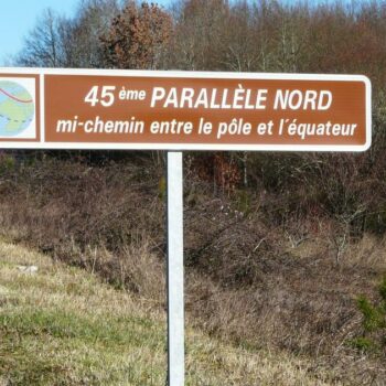 En visitant ces villes françaises vous êtes à équidistance du pôle Nord et du pôle Sud