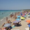 Estas son las multas más caras en la playa, desde orinar en el mar, hasta hacer topless o poner música