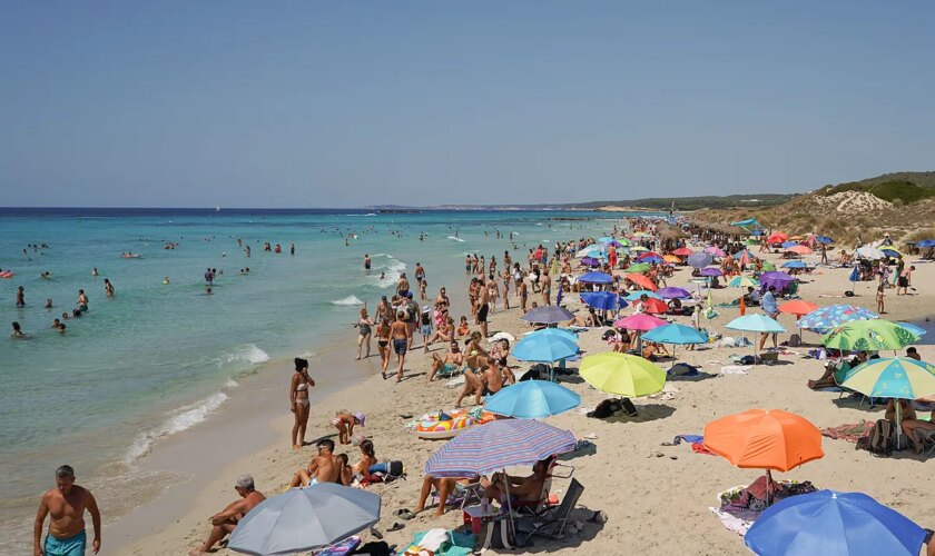 Estas son las multas más caras en la playa, desde orinar en el mar, hasta hacer topless o poner música