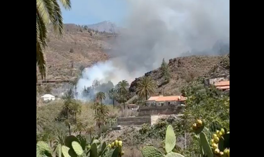 Evacuadas varias viviendas y un hotel por un incendio de «alto potencial» en Gran Canaria